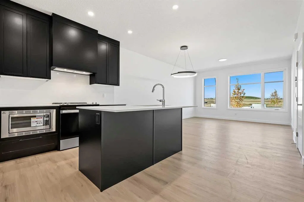 7027 Rangeview Avenue SE, Calgary — main listing photo