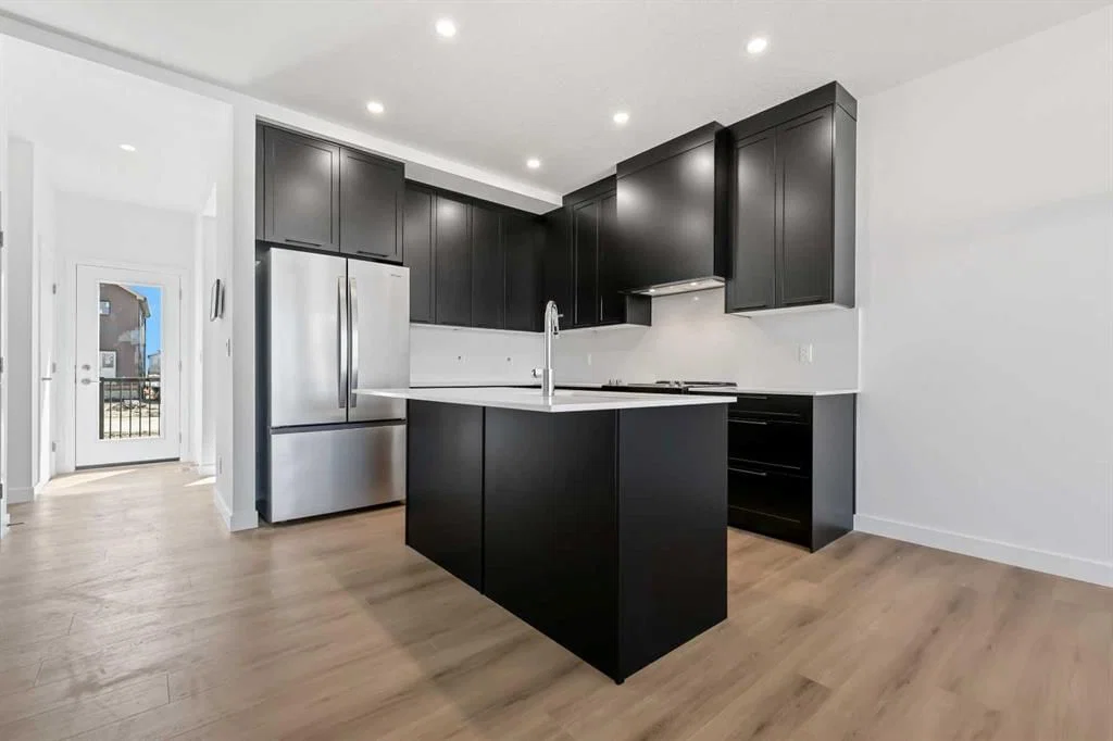 7027 Rangeview Avenue SE, Calgary — photo 3 of 16