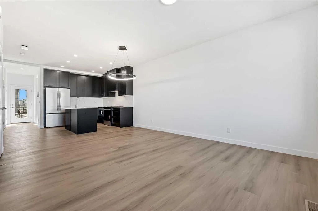 7027 Rangeview Avenue SE, Calgary — photo 5 of 16