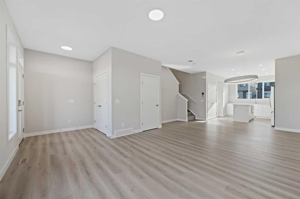 7051 Rangeview Avenue SE, Calgary — photo 3 of 15