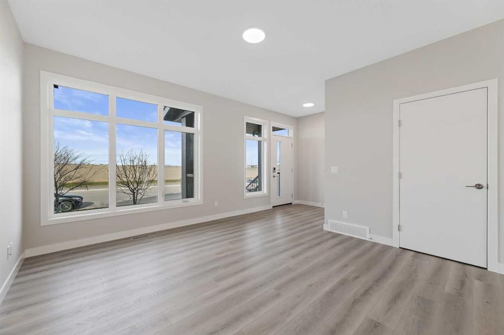 7051 Rangeview Avenue SE, Calgary — photo 4 of 15