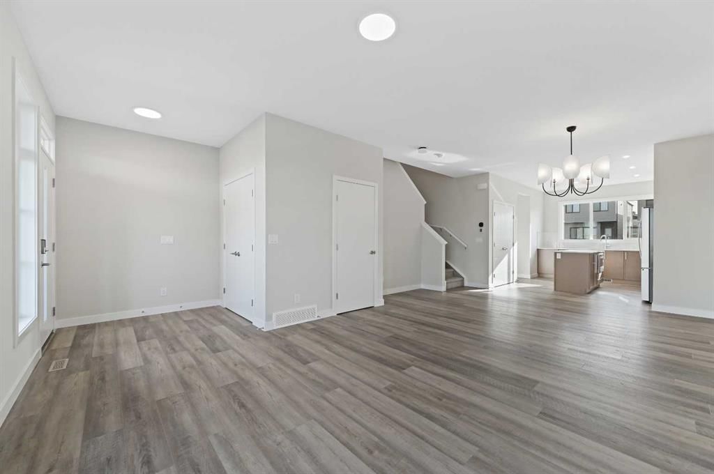 7035 Rangeview Avenue SE, Calgary — photo 2 of 15