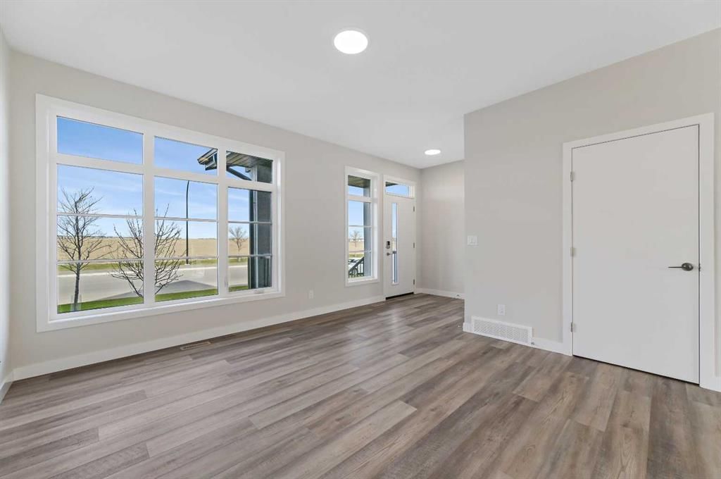 7035 Rangeview Avenue SE, Calgary — photo 3 of 15