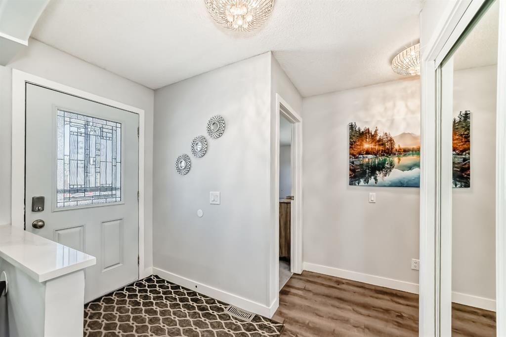 5107 Rundleview Road NE, Calgary — photo 3 of 50