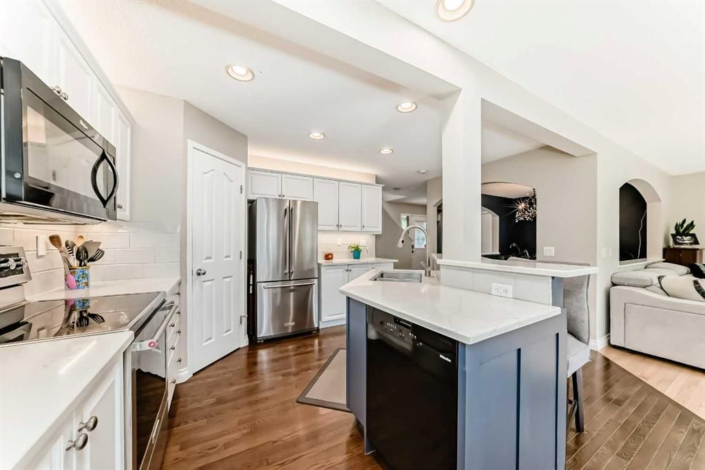 54 Cougarstone Mews SW, Calgary — photo 5 of 39