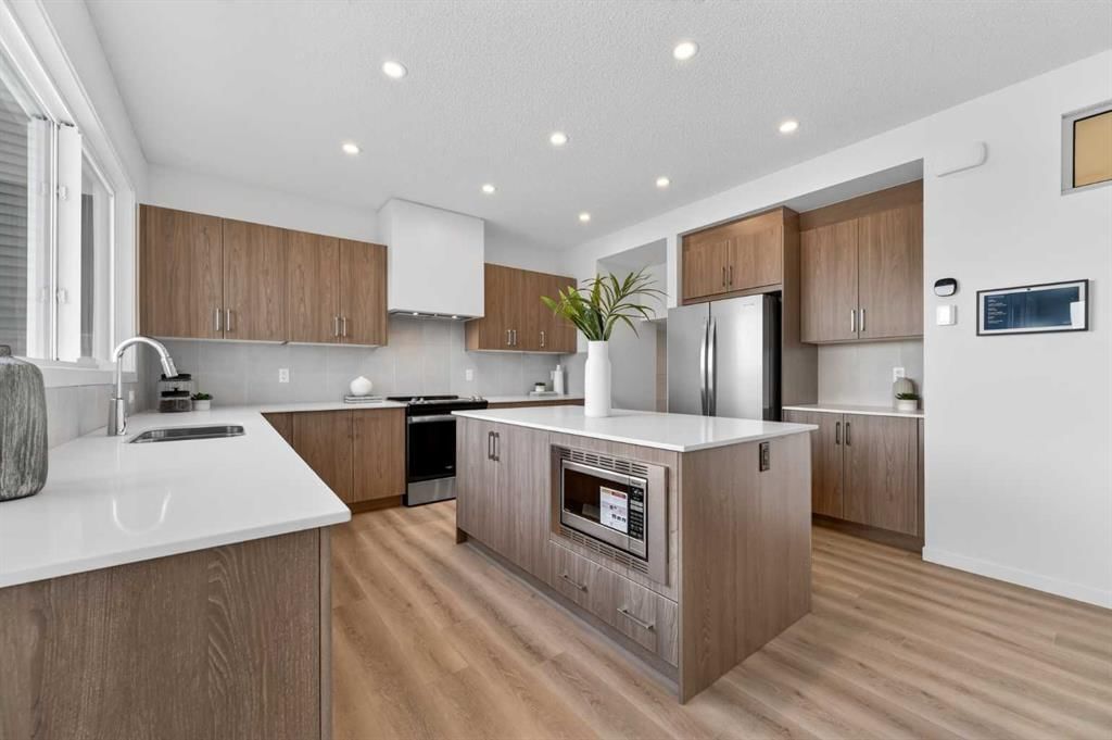 409 Corner Glen Way NE, Calgary — photo 5 of 15