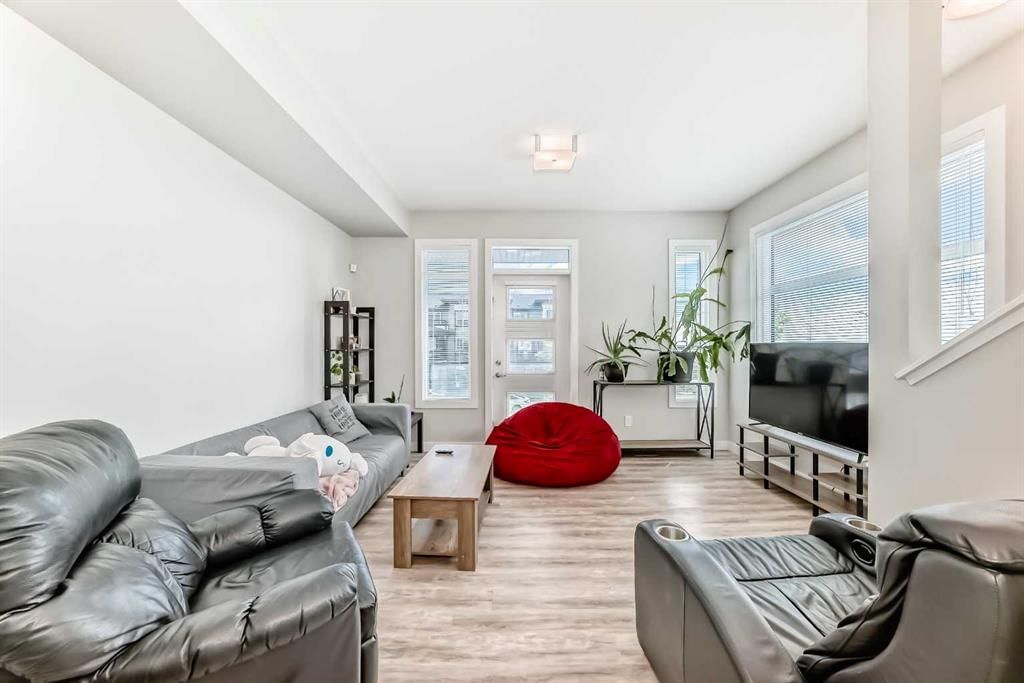 19639 42 Street SE, Calgary — photo 3 of 18
