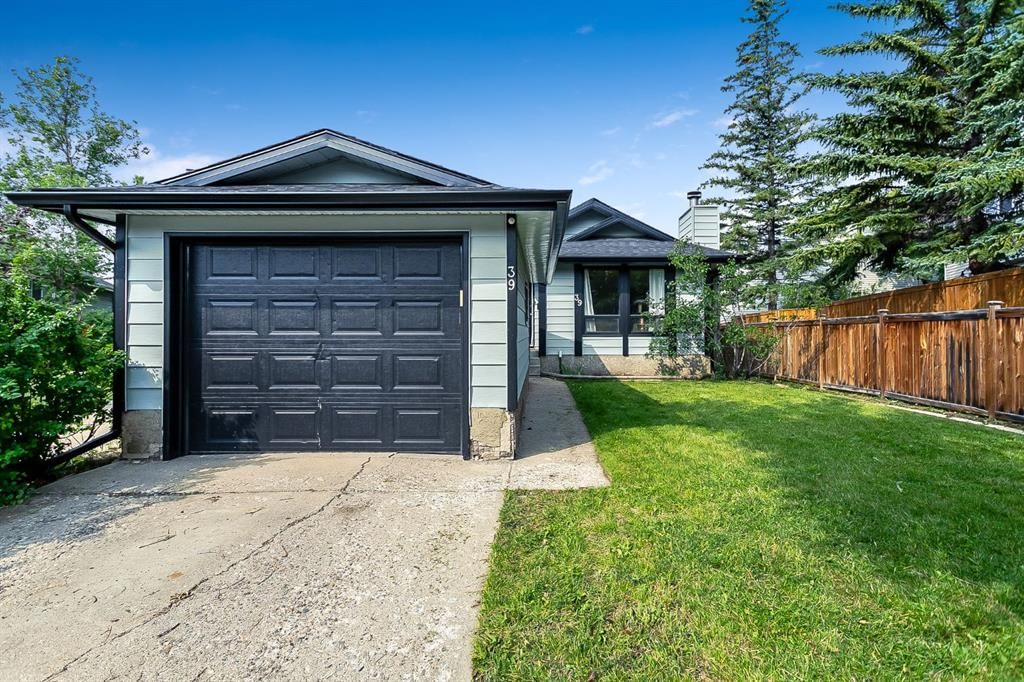 39 Edgeburn Crescent NW, Calgary — photo 2 of 46