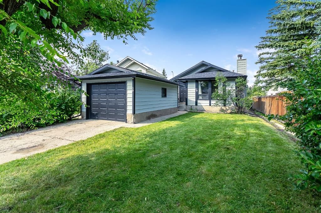 39 Edgeburn Crescent NW, Calgary — photo 3 of 46