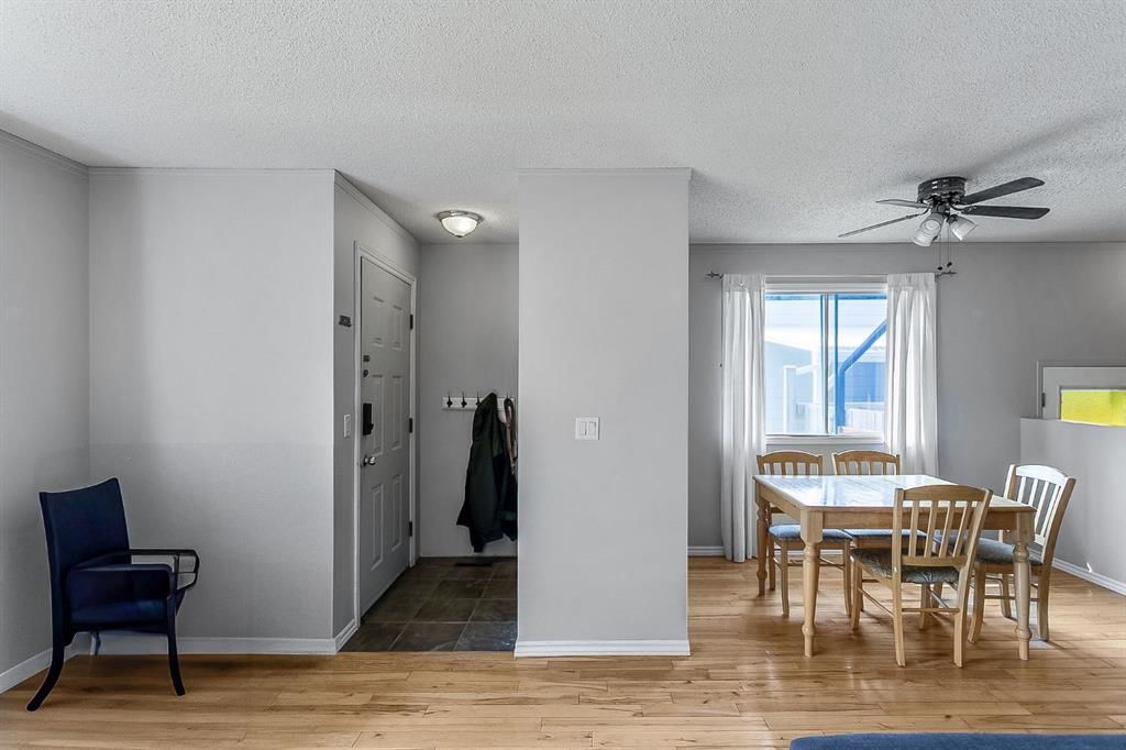 39 Edgeburn Crescent NW, Calgary — photo 5 of 46