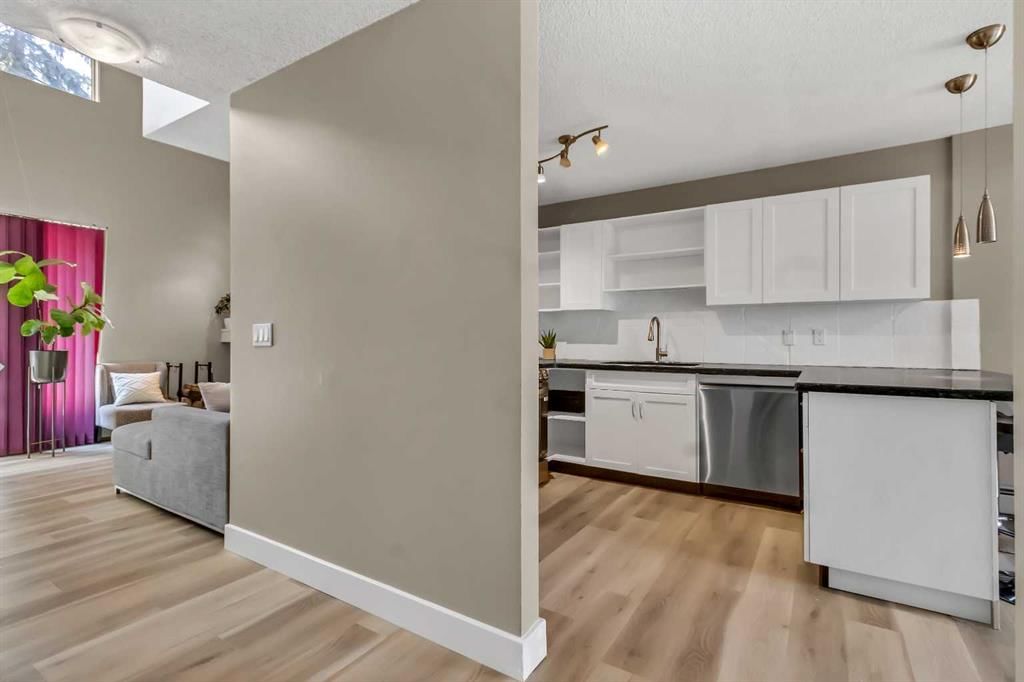 8, 218 Village Terrace SW, Calgary — photo 3 of 35