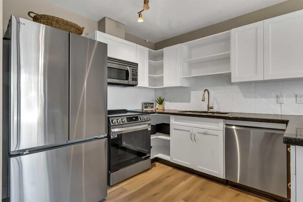 8, 218 Village Terrace SW, Calgary — photo 5 of 35