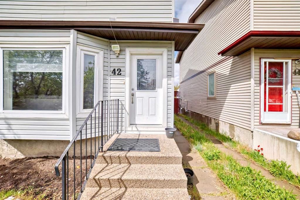 42 Taraglen Road NE, Calgary — photo 4 of 50