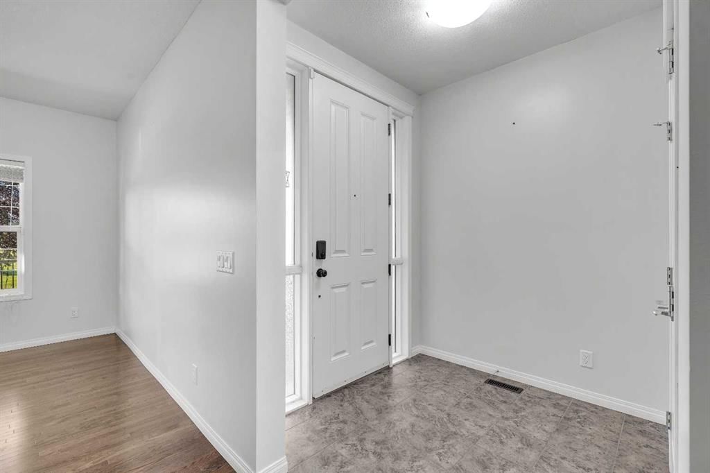 83 Copperpond Square SE, Calgary — photo 3 of 50