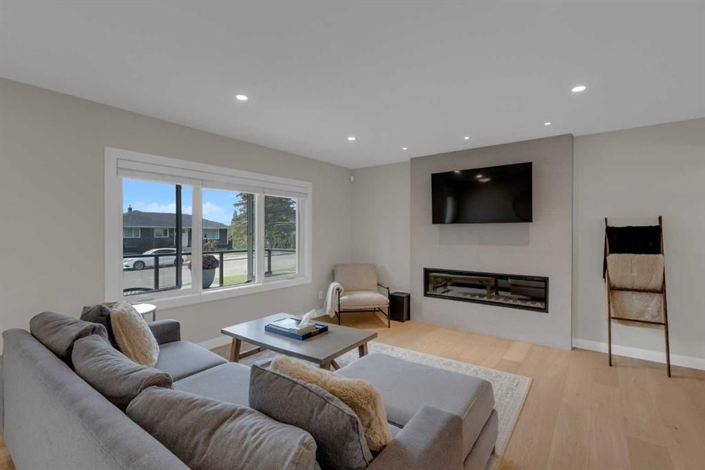24 Canyon Drive NW, Calgary — photo 3 of 35