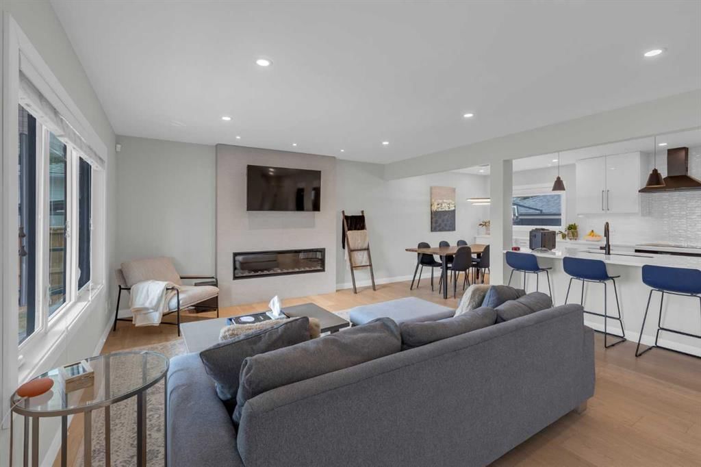 24 Canyon Drive NW, Calgary — photo 4 of 35