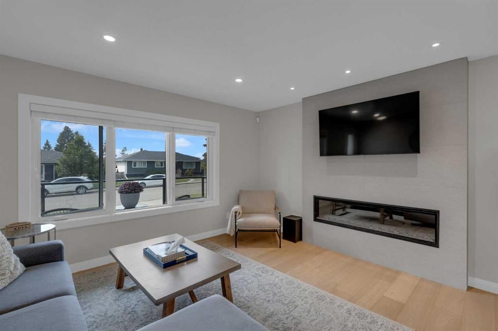 24 Canyon Drive NW, Calgary — photo 5 of 35
