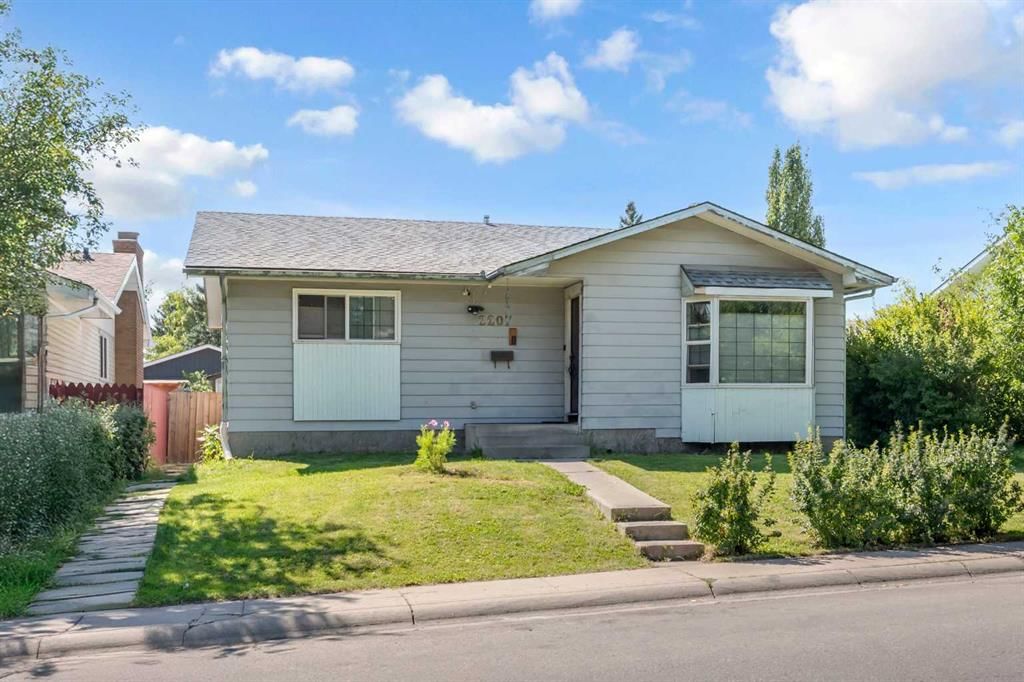 2207 48 Street NE, Calgary — photo 3 of 50