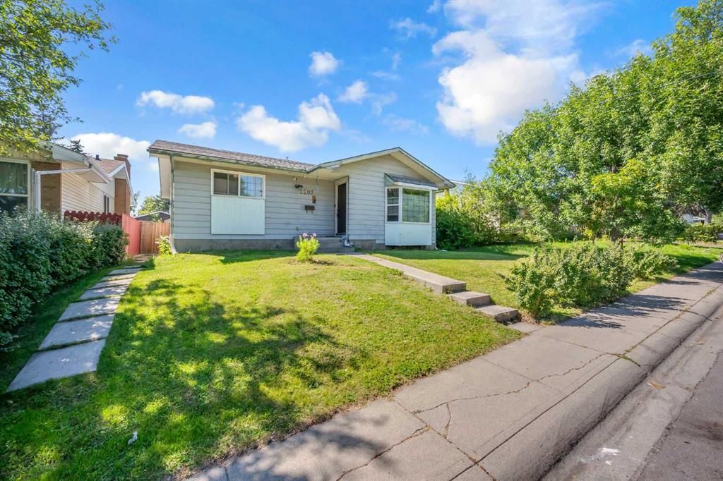 2207 48 Street NE, Calgary — photo 4 of 50
