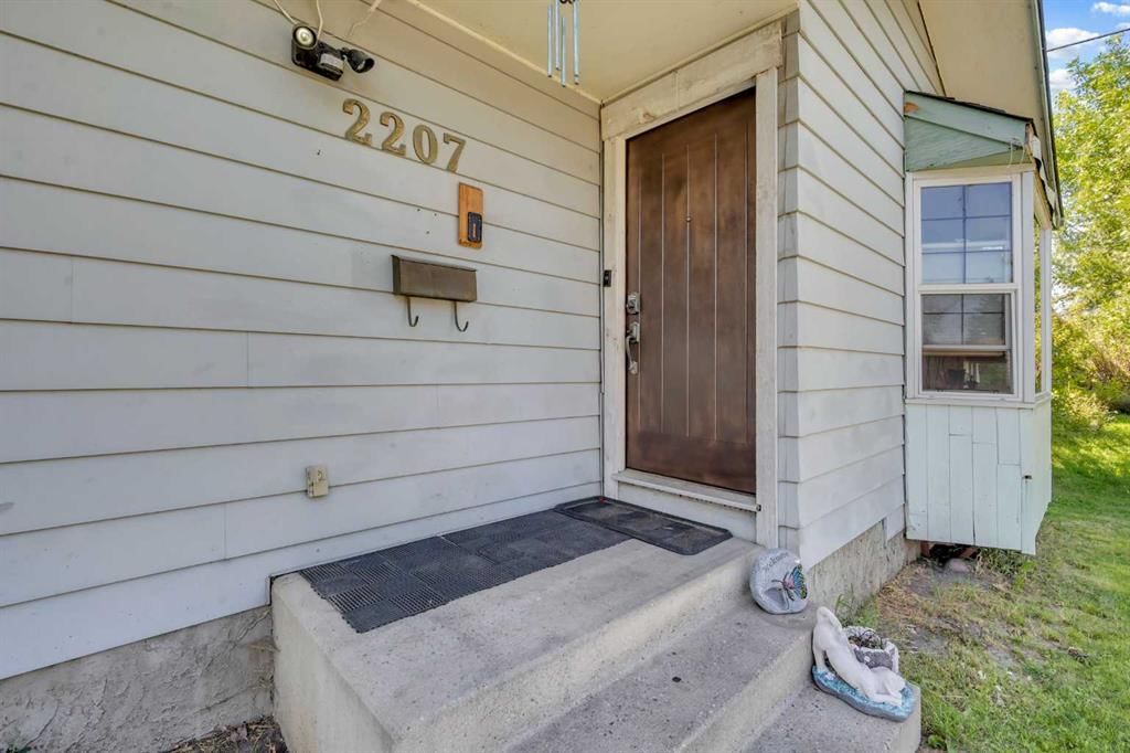 2207 48 Street NE, Calgary — photo 5 of 50