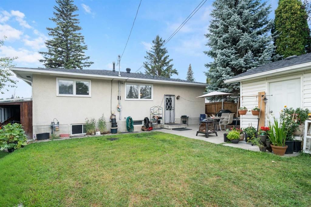 71 Queen Alexandra Close SE, Calgary — photo 3 of 25