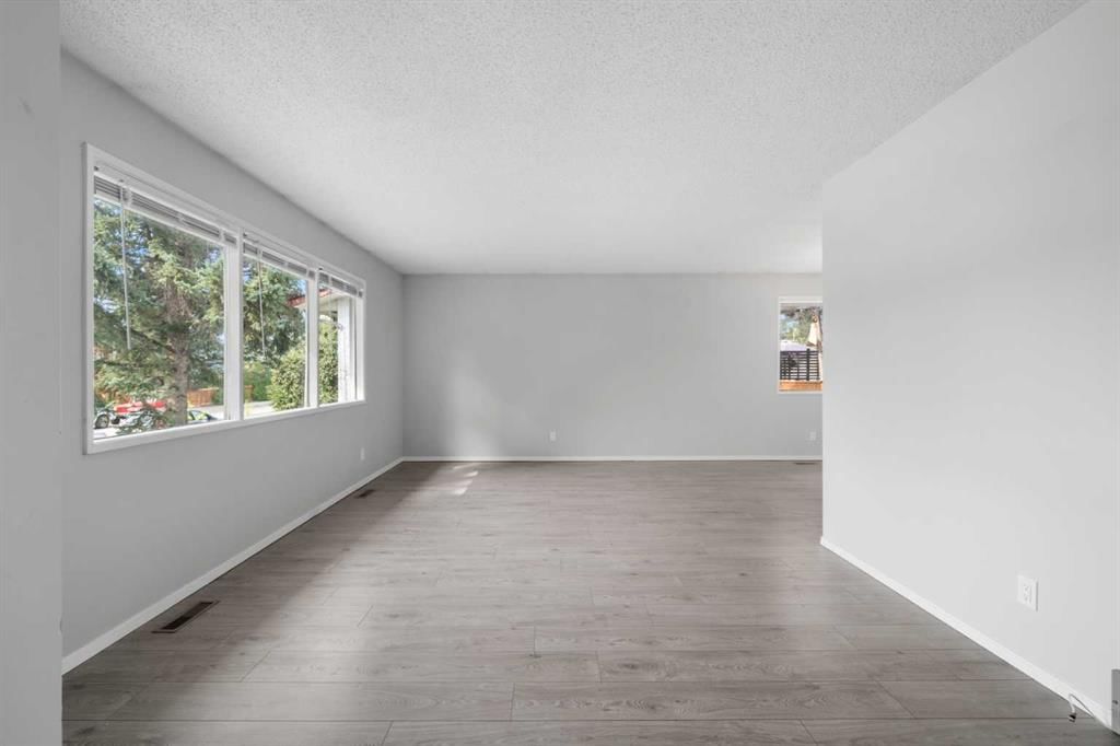 71 Queen Alexandra Close SE, Calgary — photo 4 of 25