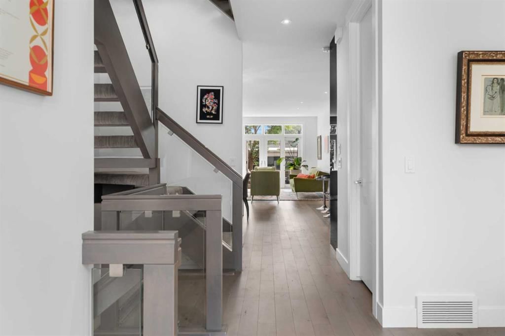 2421 31 Avenue SW, Calgary — photo 4 of 50
