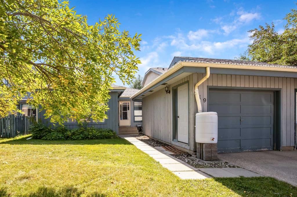 19 Hawkfield Way NW, Calgary — photo 3 of 39
