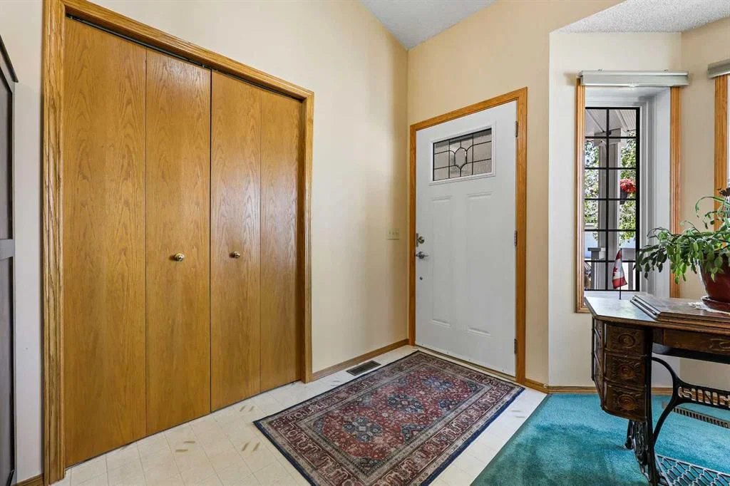 104 Hawkmount Close NW, Calgary — photo 3 of 37