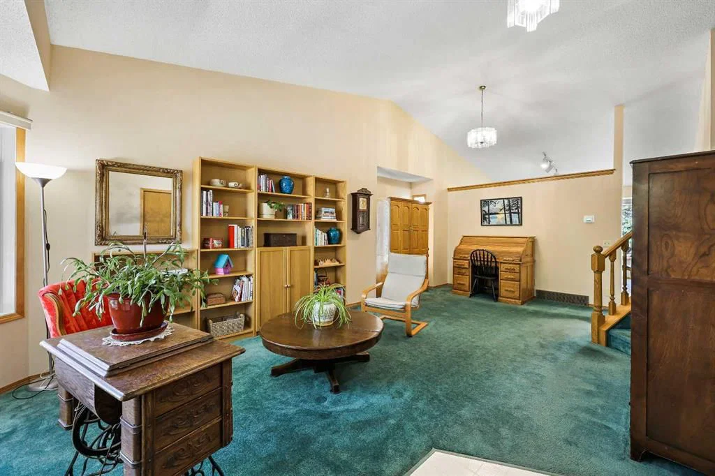 104 Hawkmount Close NW, Calgary — photo 4 of 37