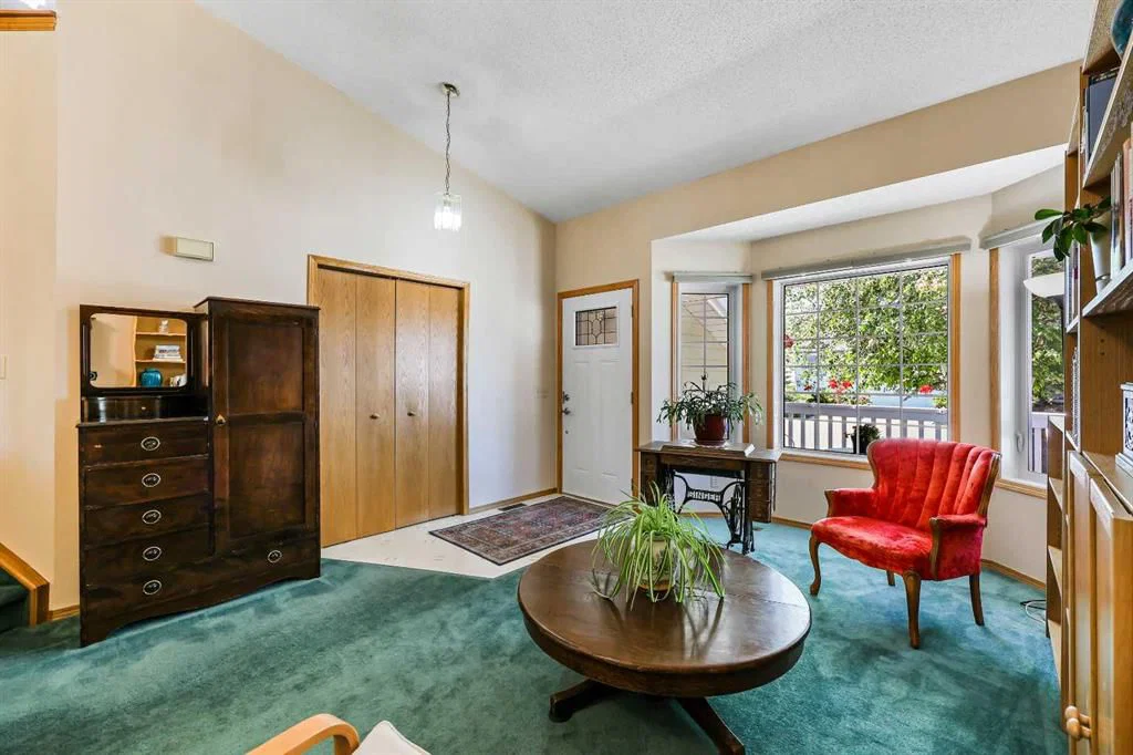 104 Hawkmount Close NW, Calgary — photo 5 of 37