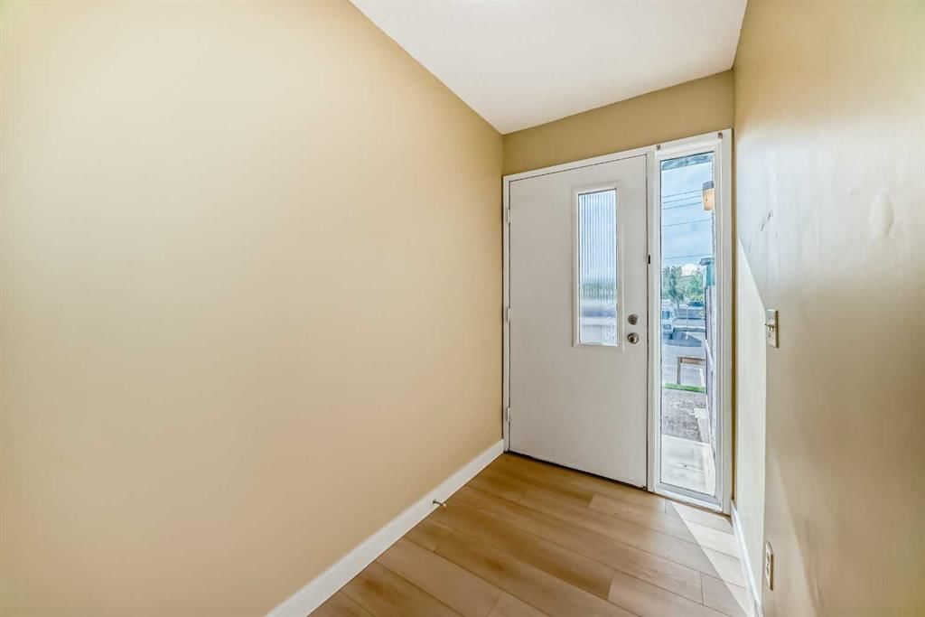 10, 2511 38 Street NE, Calgary — photo 4 of 32