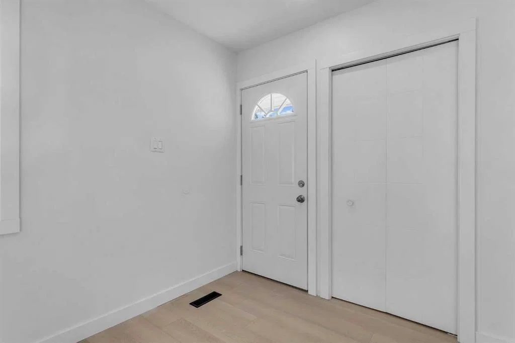 1523 48 Street SE, Calgary — photo 5 of 38