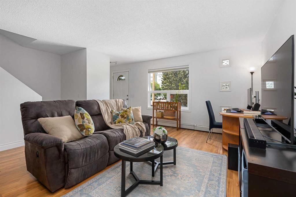 2043 35 Avenue SW, Calgary — photo 3 of 27