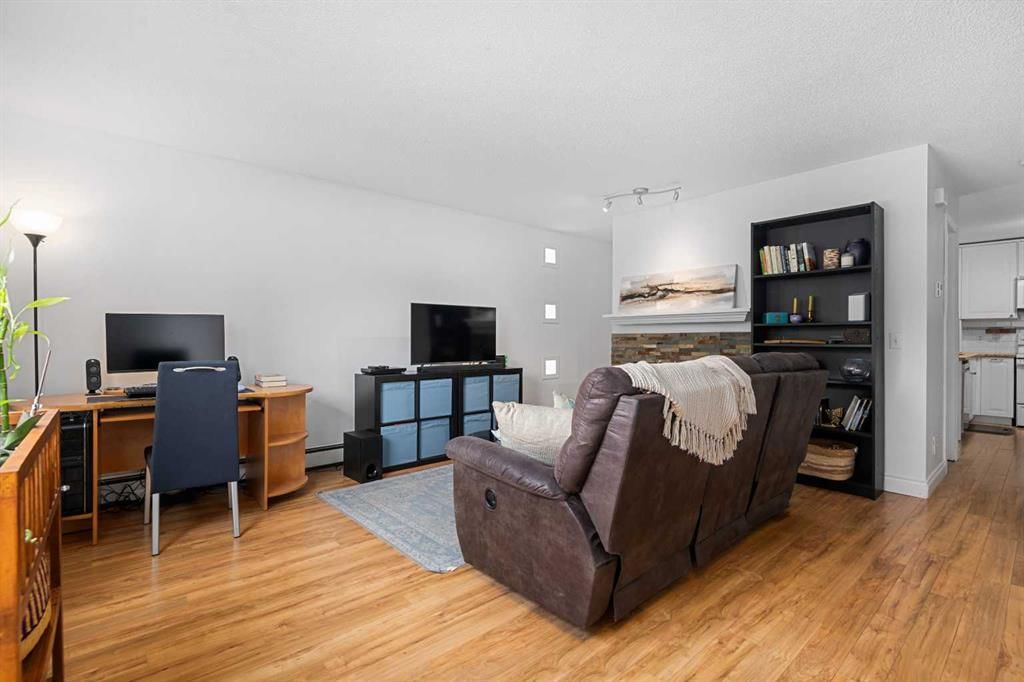 2043 35 Avenue SW, Calgary — photo 5 of 27