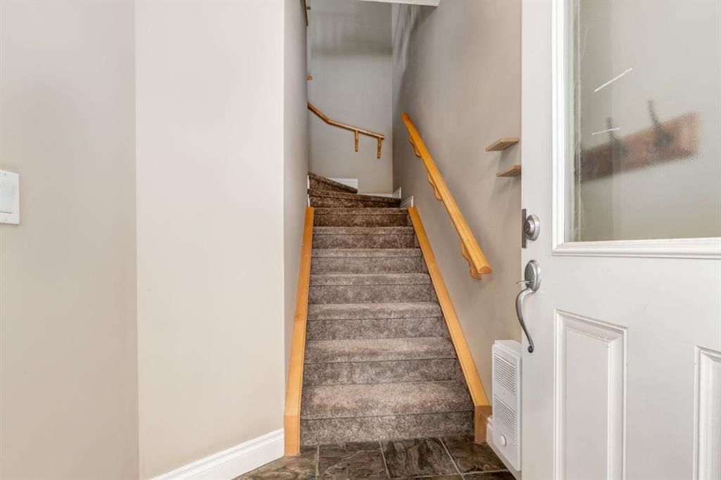523 5 Street NE, Calgary — photo 4 of 35