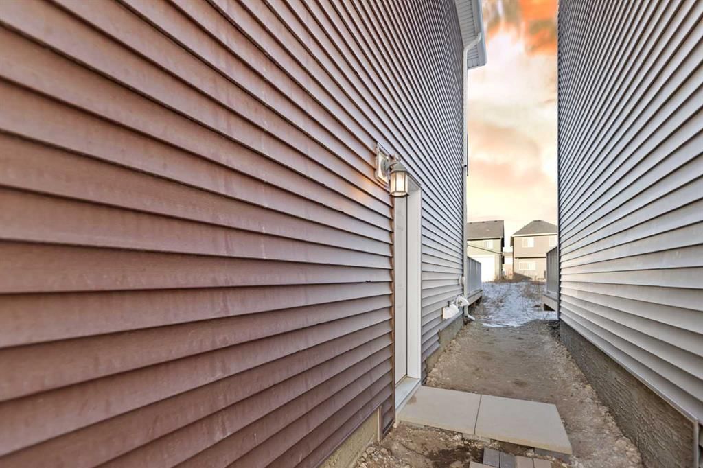 72 Corner Glen Avenue NE, Calgary — photo 4 of 36