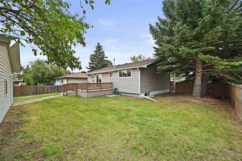 5704 18 Avenue NE, Calgary — photo 2 of 44