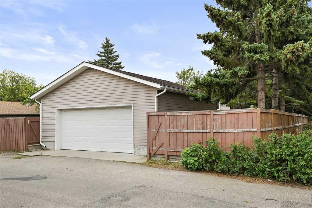 5704 18 Avenue NE, Calgary — photo 3 of 44