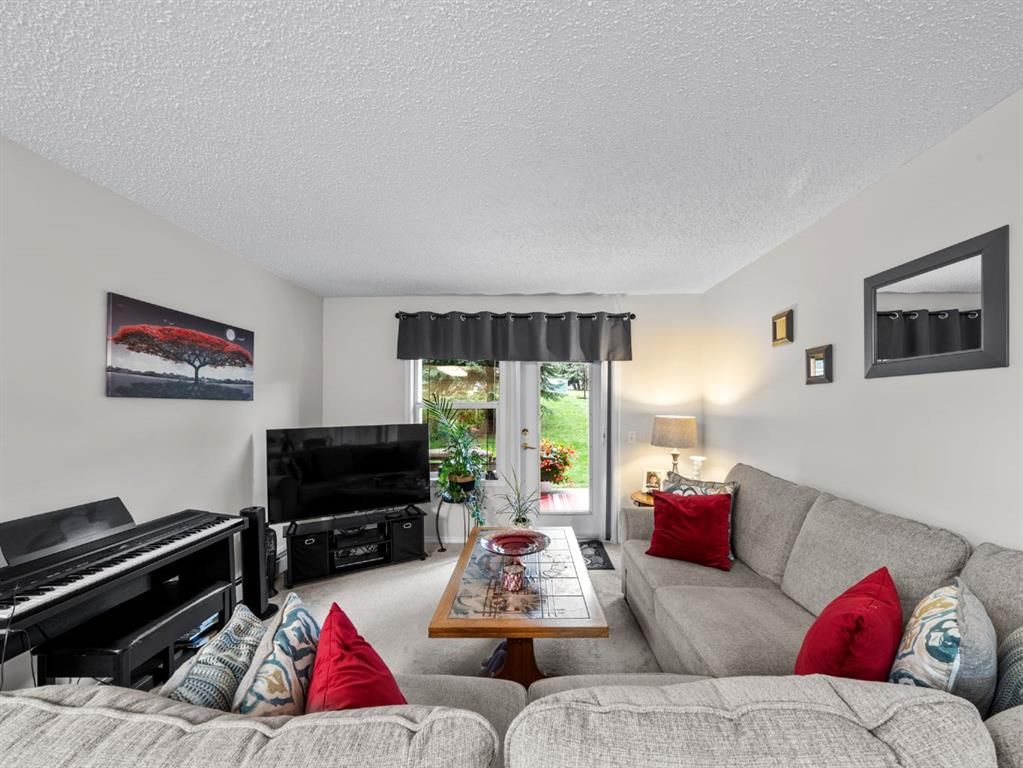 3119 Millrise Point SW, Calgary — photo 3 of 22
