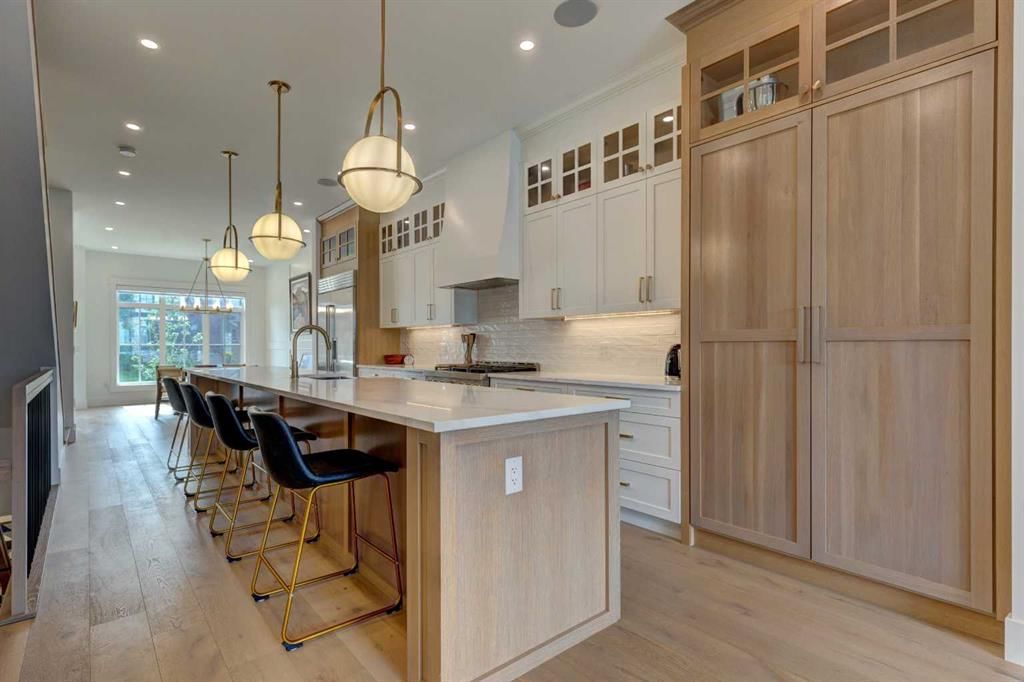 2420 30 Avenue SW, Calgary — photo 3 of 50