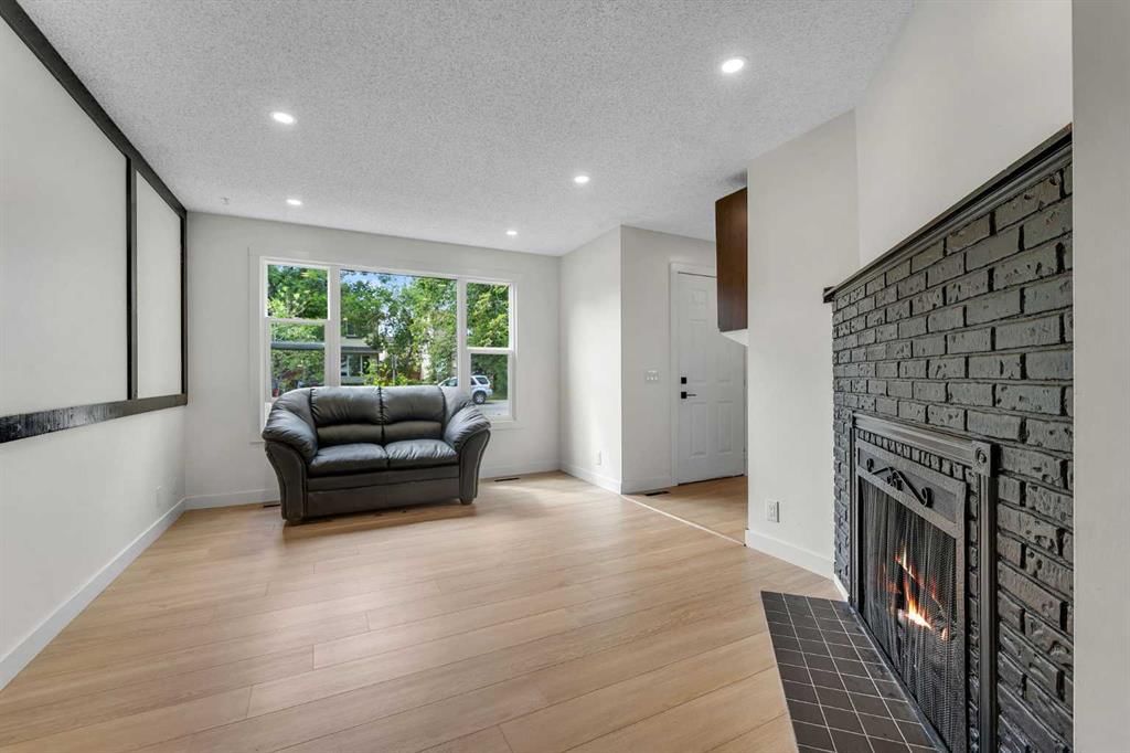 40 Erin Woods Drive SE, Calgary — photo 3 of 27