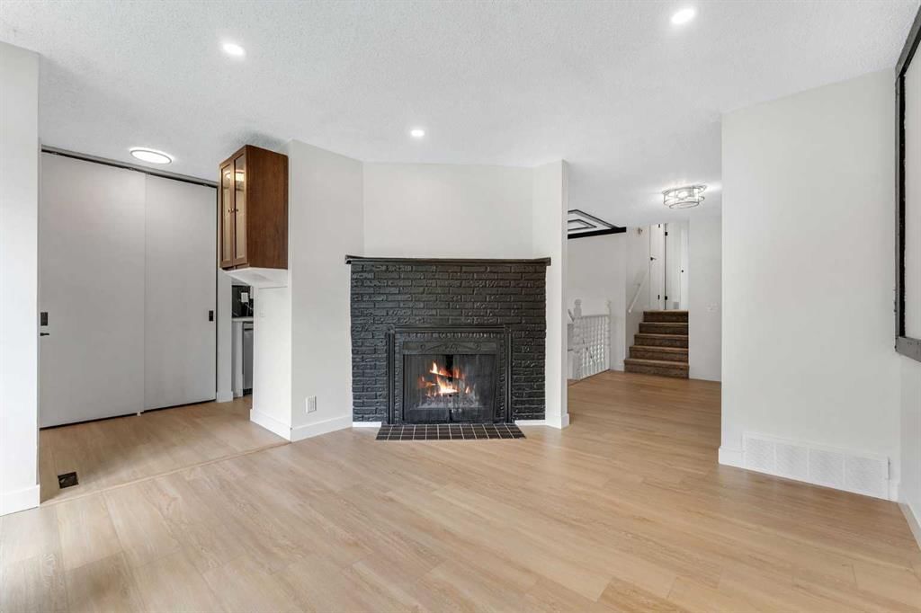 40 Erin Woods Drive SE, Calgary — photo 4 of 27