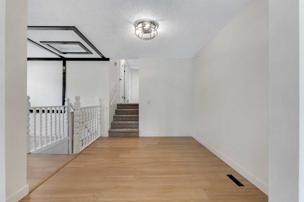 40 Erin Woods Drive SE, Calgary — photo 5 of 27