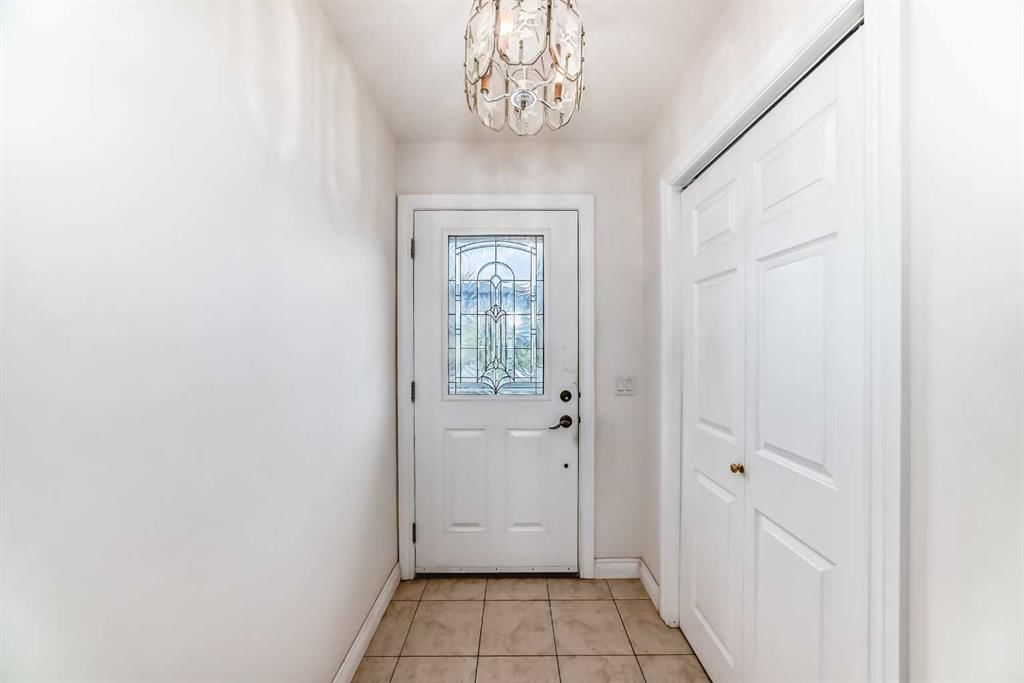 426 7A Street NE, Calgary — photo 3 of 50