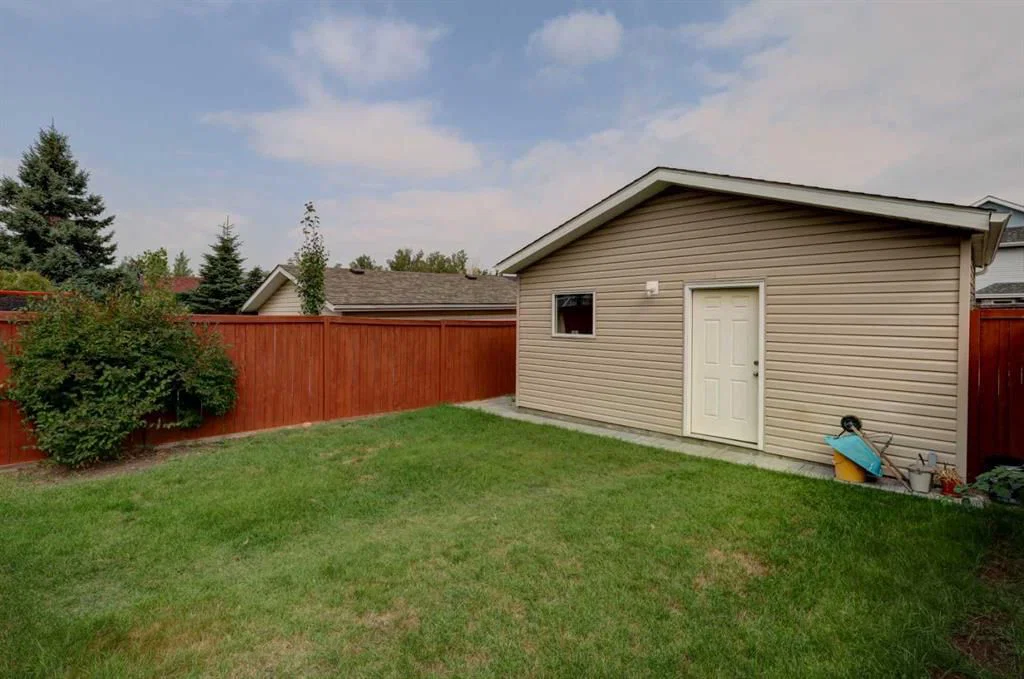 134 Hidden Way NW, Calgary — photo 5 of 33
