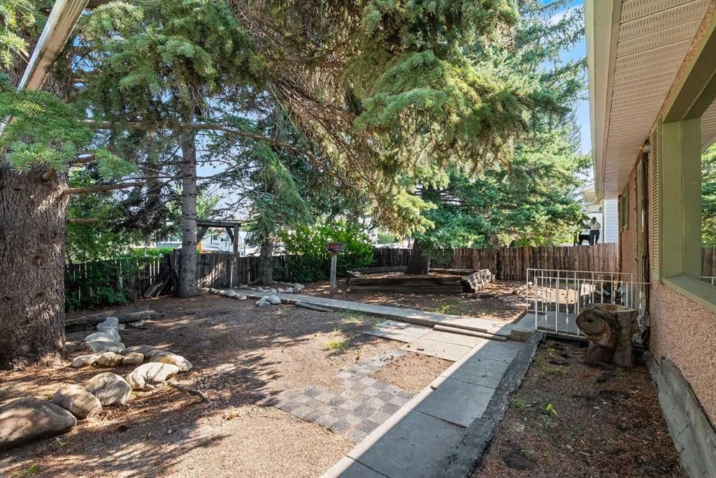 7927 36 Avenue NW, Calgary — photo 5 of 19