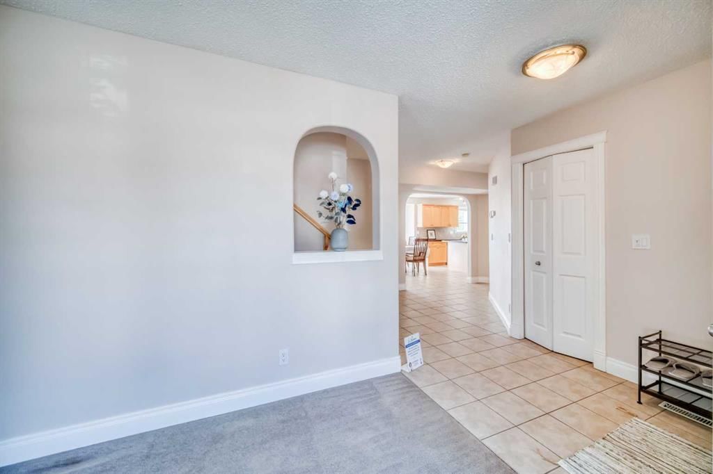 141 Royal Abbey Court NW, Calgary — photo 4 of 34