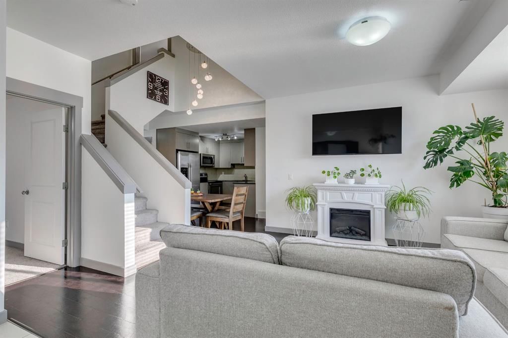 2, 43 West Coach Manor SW, Calgary — main listing photo