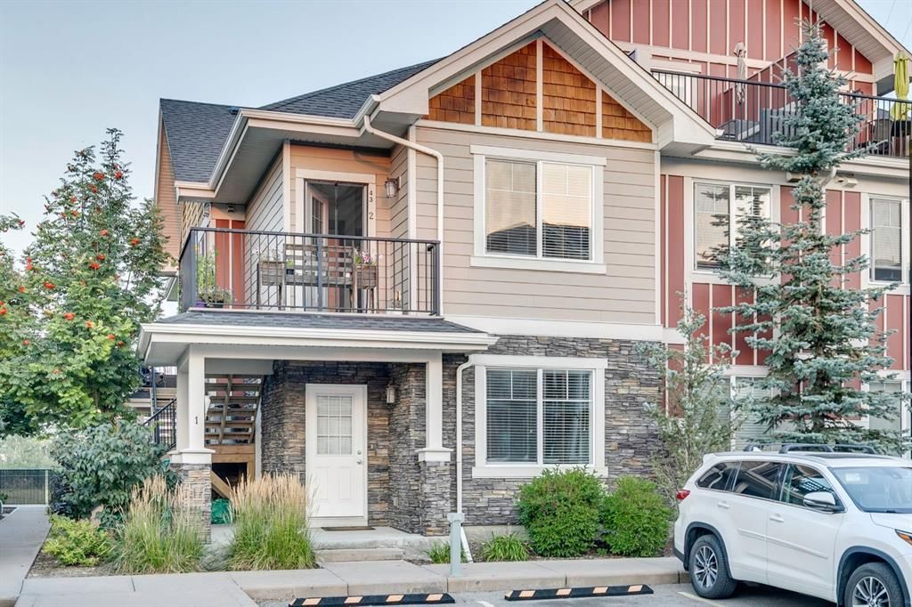 2, 43 West Coach Manor SW, Calgary — photo 2 of 46